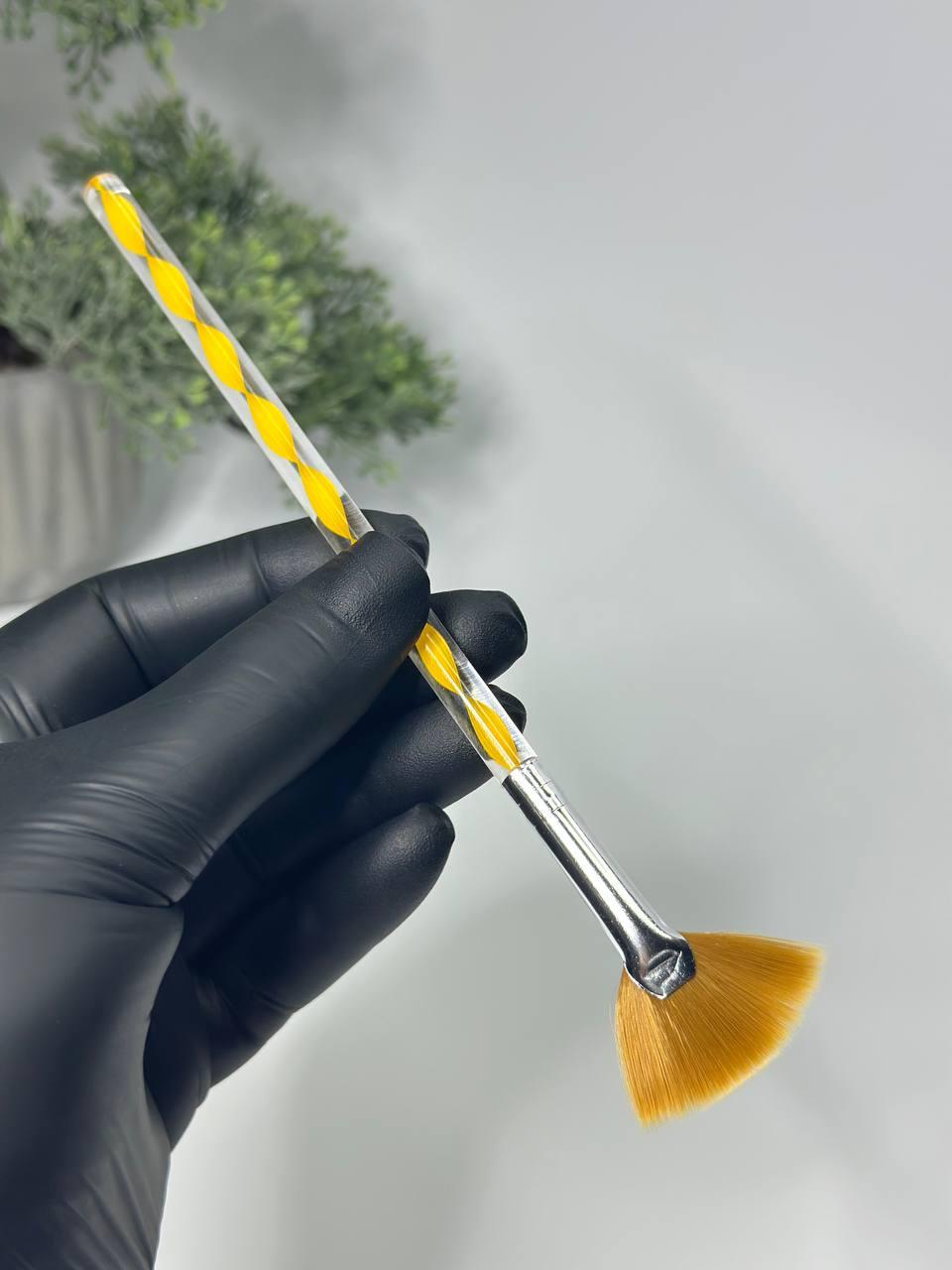 Косметична кисть віялова жовта для нанесення засобів