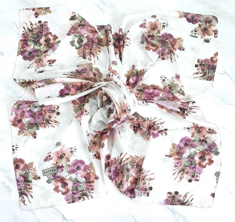 Легка батистова хустка Поліна букет 95*95 см молочна