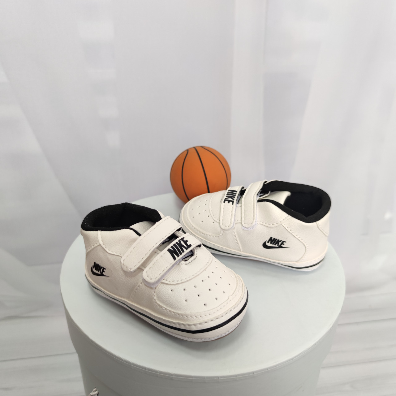 Білі пінетки кросівки Nike для новонароджених