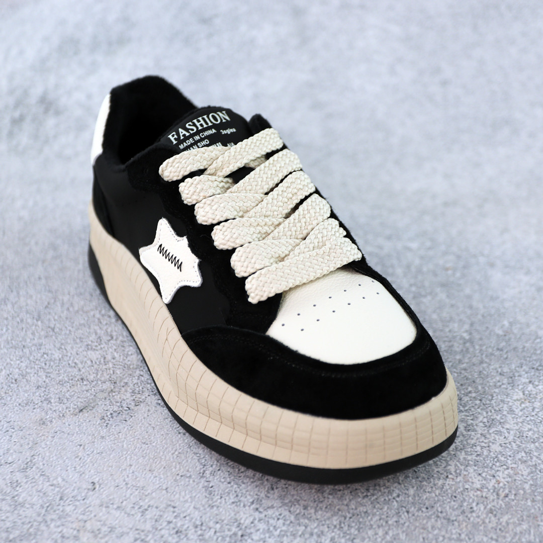 Жіночі спортивні кеди чорного кольору з натуральної замші та шкіри на товстій білій платформі