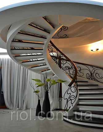 лестница с коваными элементами