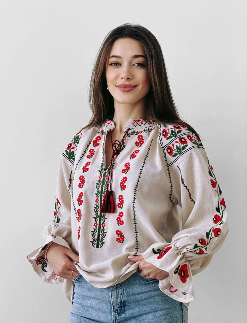 Жіноча вишиванка бежева сорочка з вишитими яскравими маками розміри S, M, L.