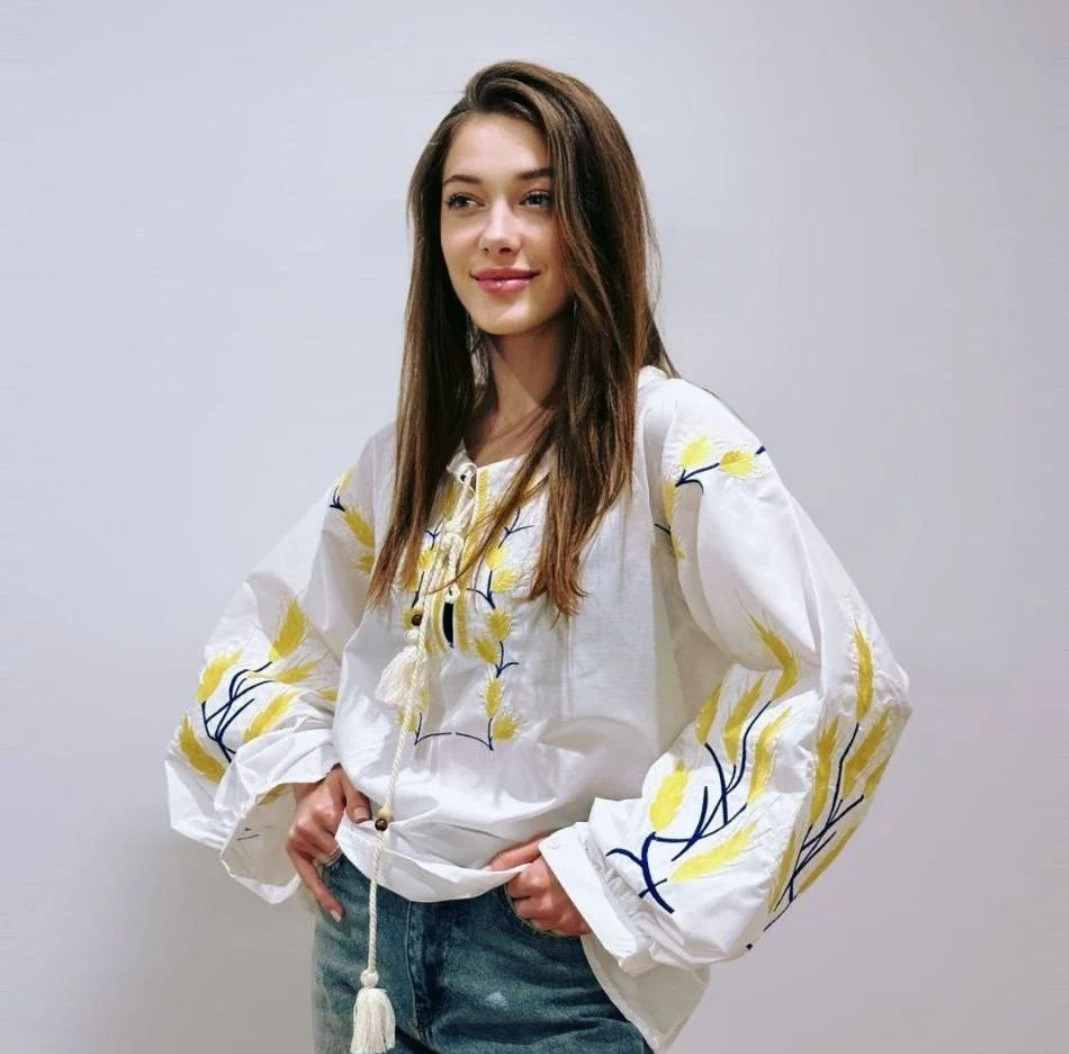 Вишита жіноча сорочка вишиванка молочного кольору з вишитим колосками гладдю розміри S, M, L.