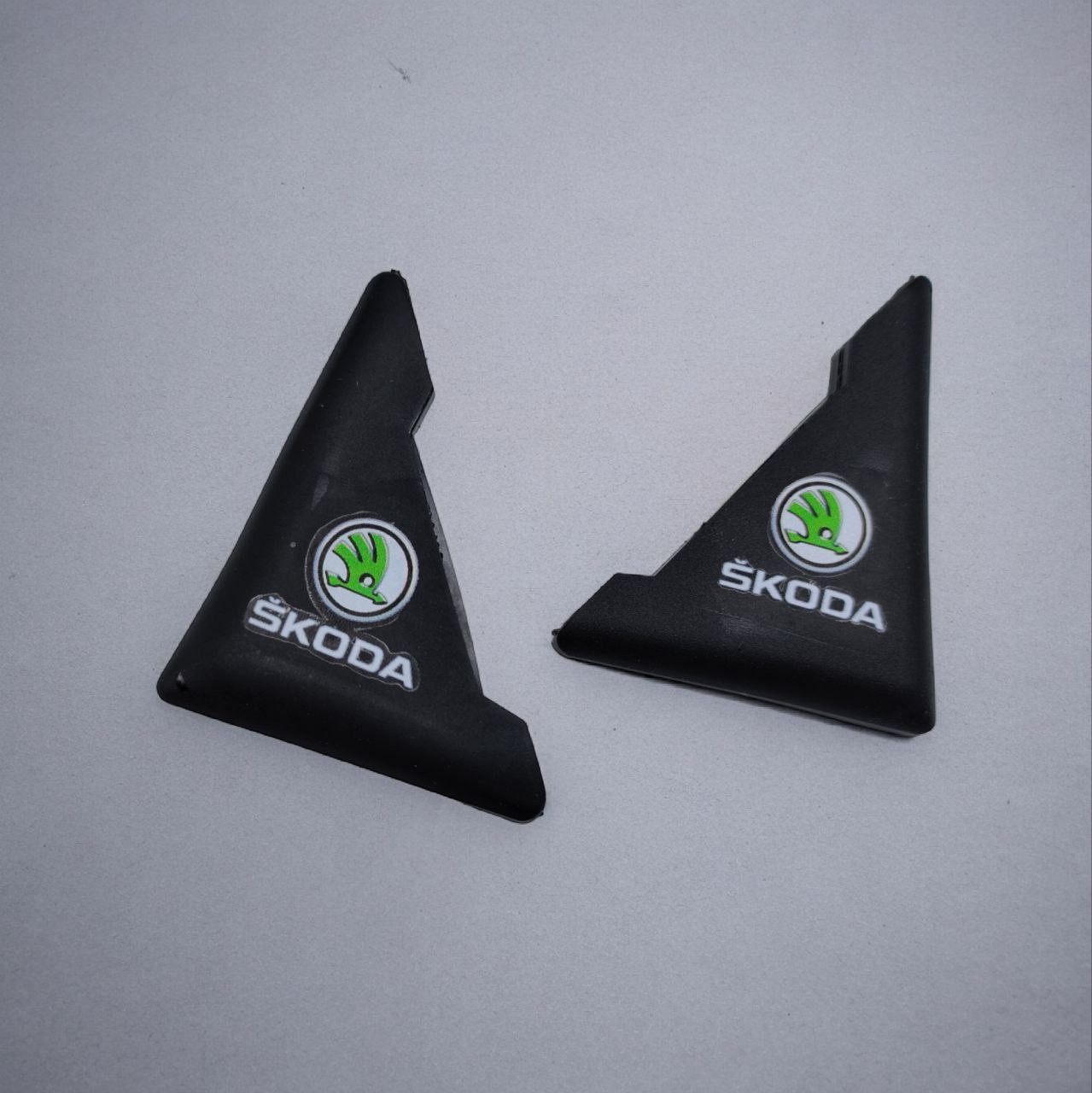 Куточки на двері автомобіля Skoda для захисту від сколів, трафаретний друк