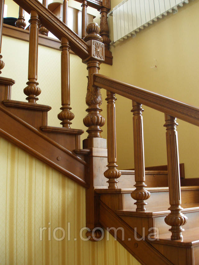 деревянная лестница закрытая