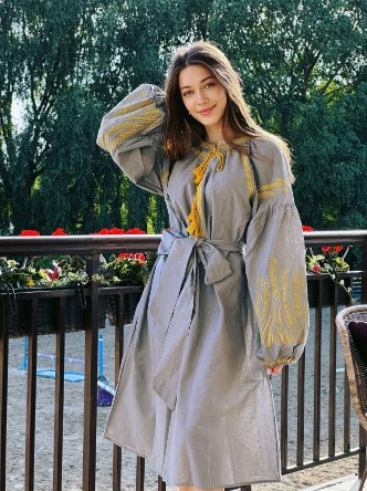 Сукня вишиванка в сірому кольорі вільного пошиття з вишитими об'ємними рукавами розмір S, M, L.