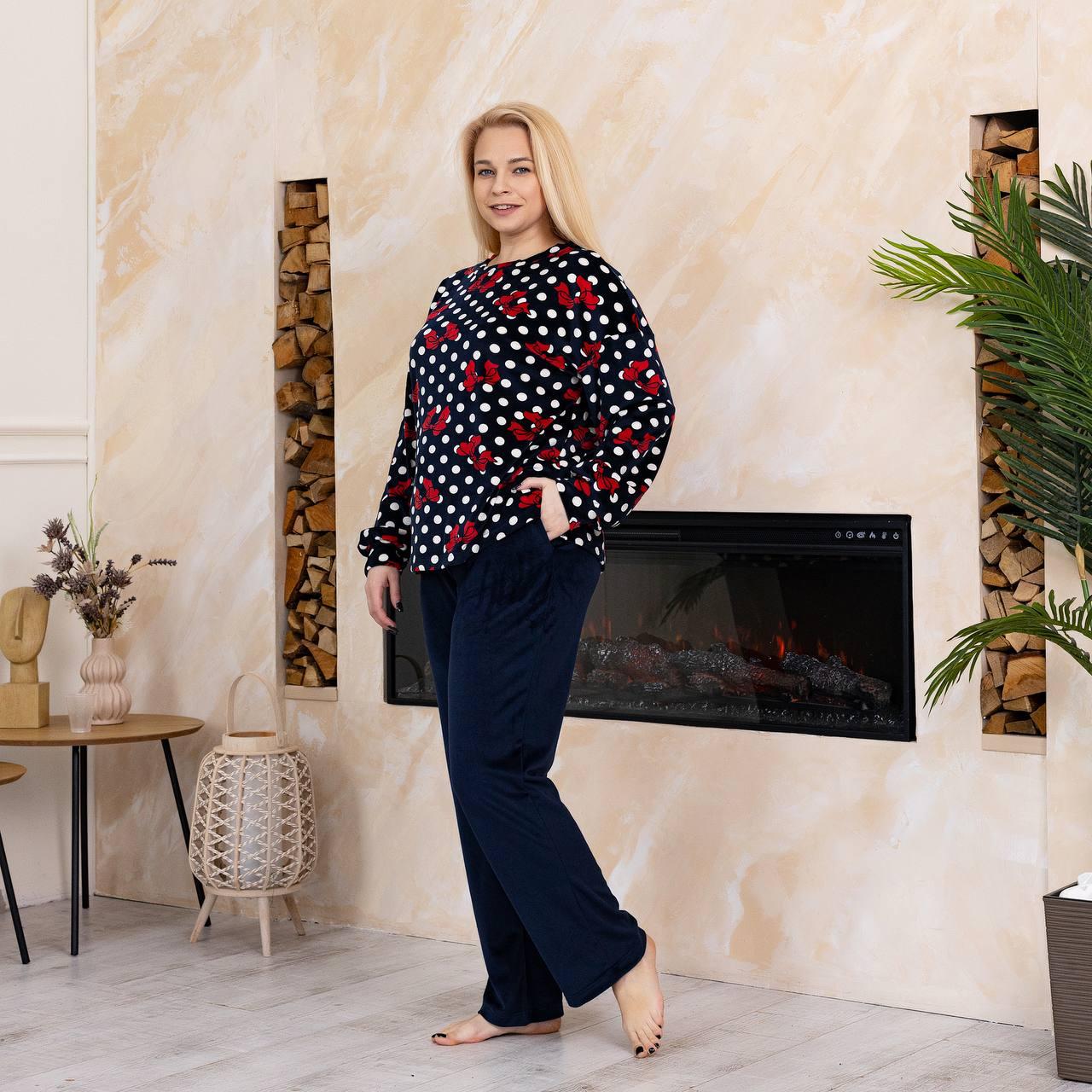 Жіночий велюровий домашній брючний костюм темно-синього кольору з принтом Червоні бантики від виробника Bonita 52, фото 1