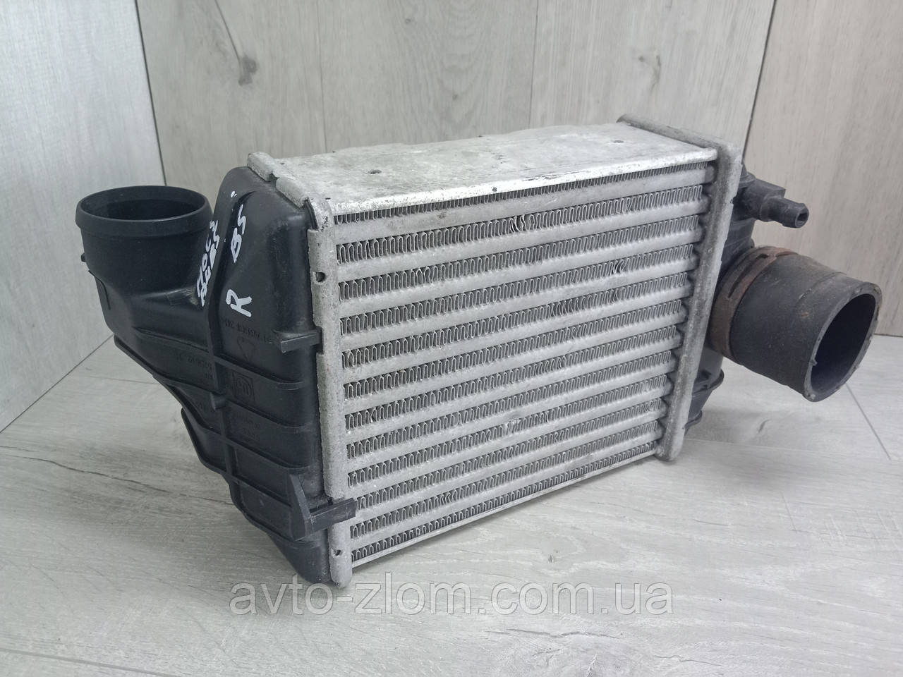 Радіатор інтеркулера Volkswagen Passat B5, Audi A6 C5, A4 B5 2,5 TDI. Правий. 059145806.