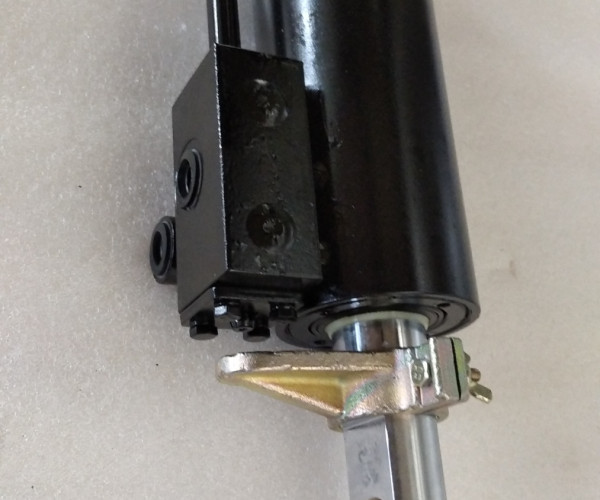 Циліндр підйому правий MFZ554-55C-012-1  240100209767