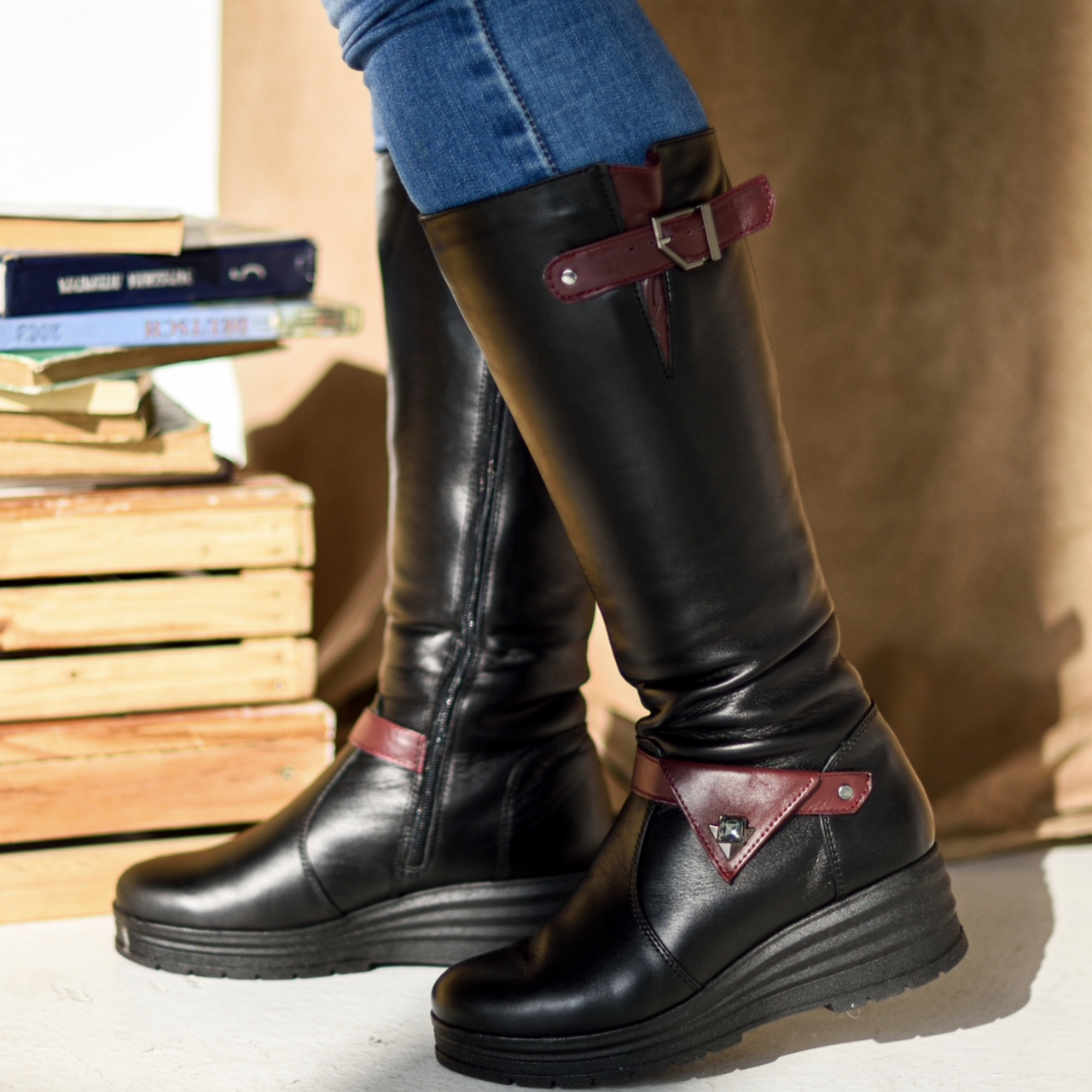 Чоботи шкіряні жіночі зимові на танкетці чорного кольору зі вставками бордового кольору "Style Shoes", фото 1