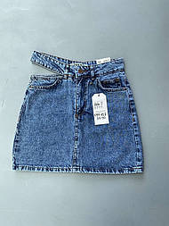Жіноча коротка джинсова спідниця з розрізом