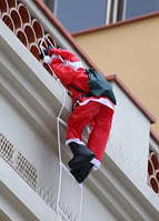 Постать Діда Мороза підвісний 120 см на драбині лізе на балкон