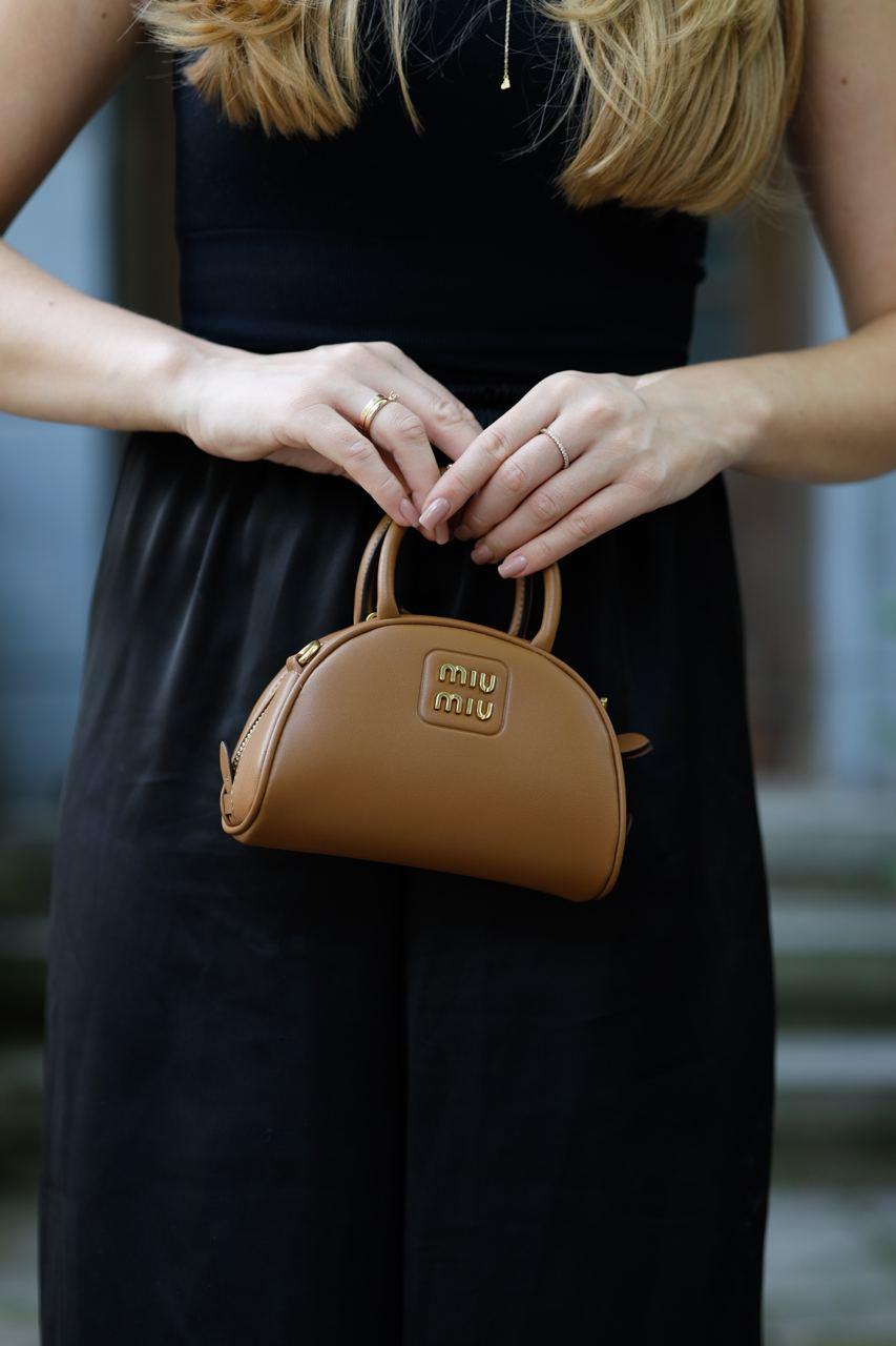 Жіноча сумка Міу Міу коричнева Miu Miu Brown Leather Top Handle Bag