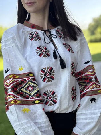 Жіноча біла вишиванка, сорочка з вишитим орнаментом гладдю розміри S, M, L., фото 1