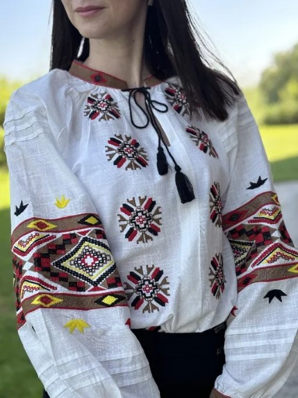 Жіноча біла вишиванка, сорочка з вишитим орнаментом гладдю розміри S, M, L.