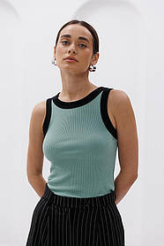 Жіноча укорочена майка в рубчик із віконуванням іншого кольору в розмірі L