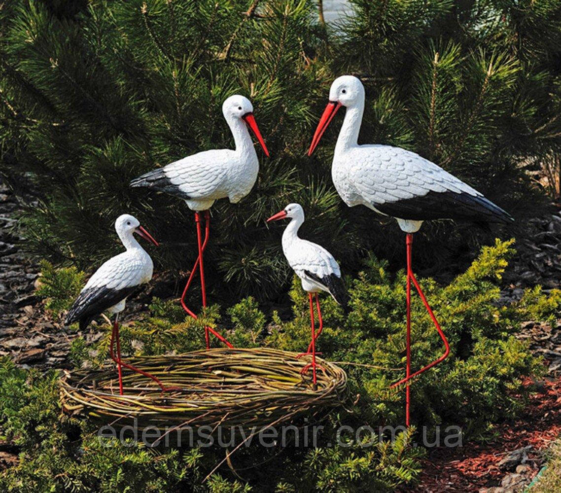 Садова фігура Сім'я лелек №36 на металевих лапах в гнізді