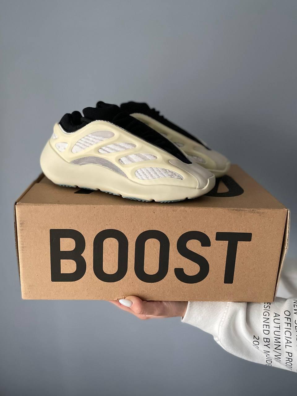 Чоловічі текстильні кросівки Adidas Yeezy Boost 700 V3 Azael (бежево-чорні) стильні кроси 417 Адідас топ, фото 1