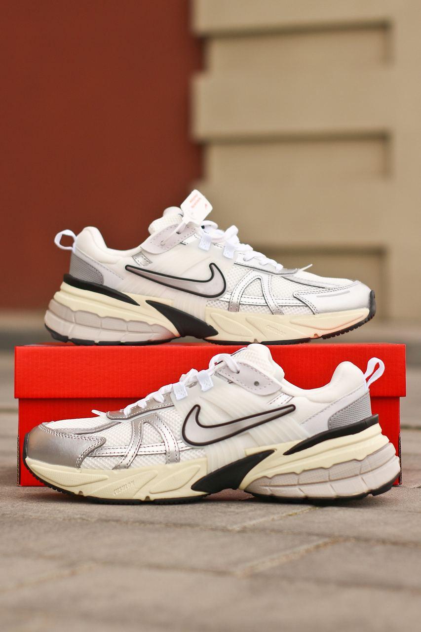 Чоловічі кросівки Nike V2K Runtekk «Summit White Metallic Silver» (біло-сірі) модні демі кроси 1031 Найк vkross