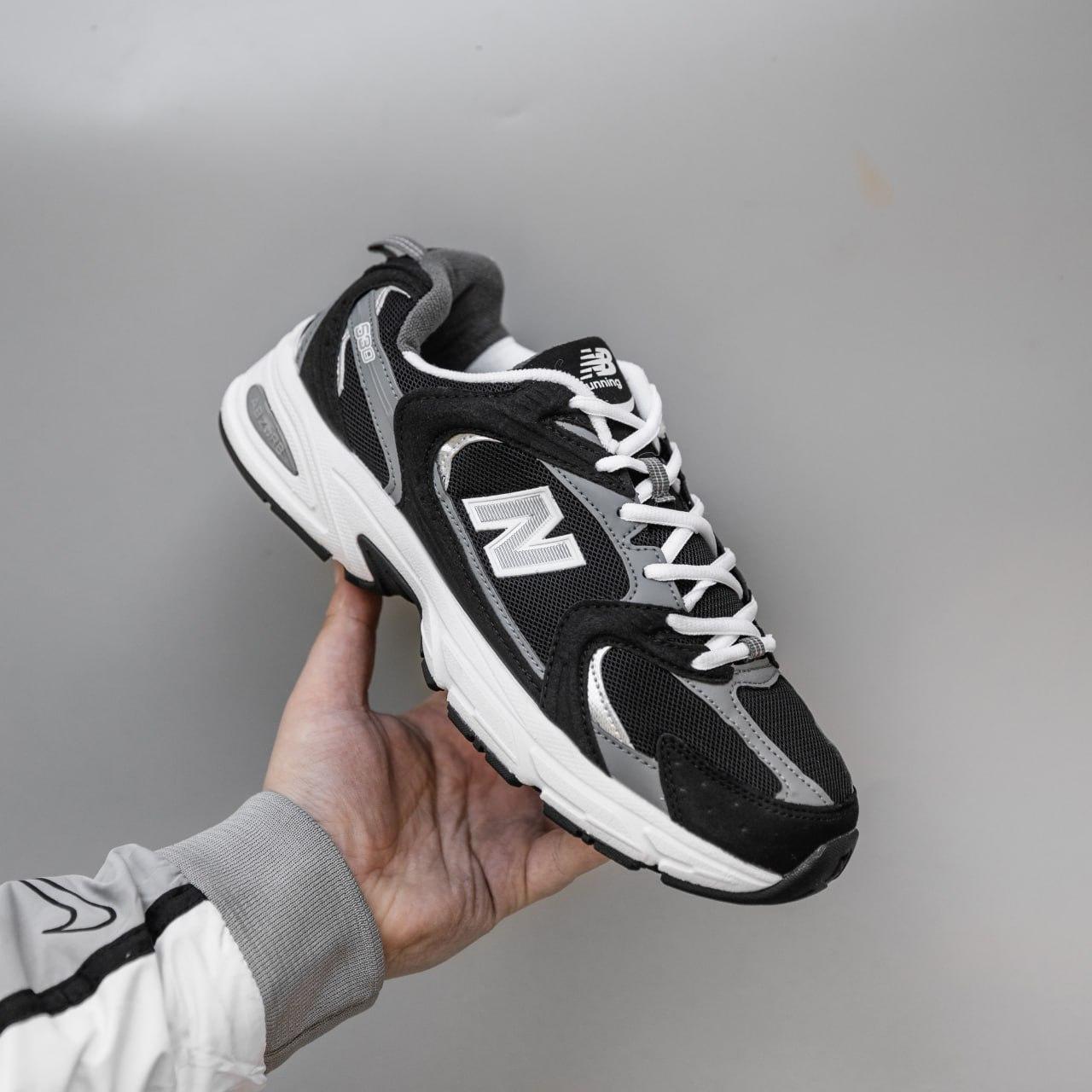 Жіночі демісезонні кросівки New Balance 530 (чорно-білі) стильні спортивні кроси 2696 Нью Беленс vkross