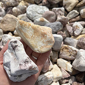 Камінь для клуб «Веселка» декоративна галька з каменю ліпарит  (ціна за 1 кг від 1 тони)