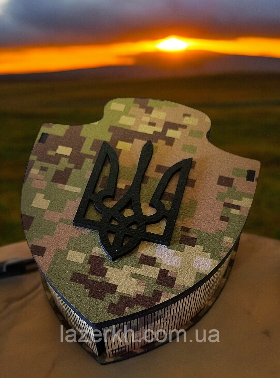 Невеличка подарункова сувенірна коробочка у вигляді щіта "Піксель"