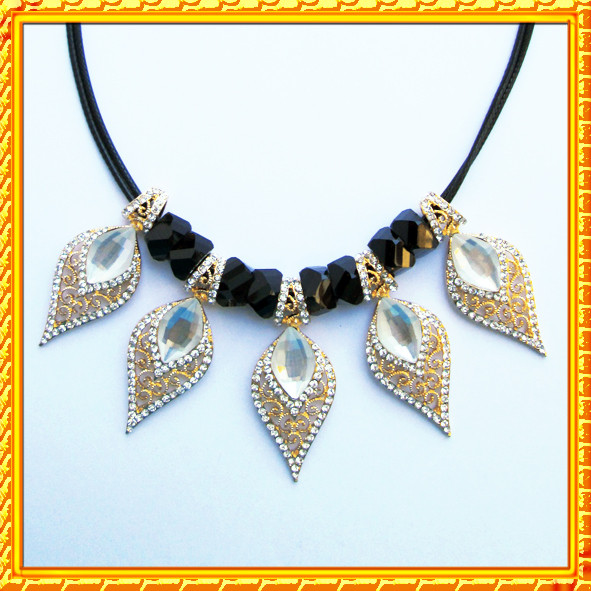 Колье под Золото Капли в Ажуре со Вставками и Стразами, на Шнуре, Длина - 44 см + 6 см.
