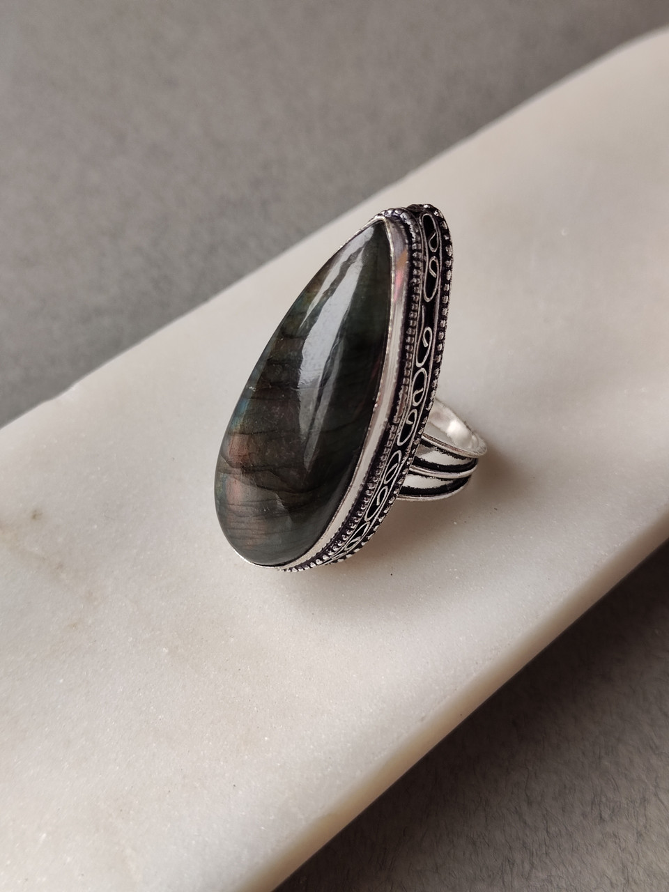 Перстень спектроліт крапля. Кільце з натуральним лабрадором. Спектроліт в сріблі 16,8 розмір. Індія., фото 1