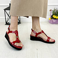 Жіночі лакові босоніжки на танкетці, колір червоний