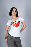 Стильна жіноча вишита футболка у білому кольорі з круглим вирізом "Маки", фото 2