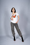 Стильна жіноча вишита футболка у білому кольорі з круглим вирізом "Маки", фото 5