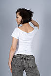 Стильна жіноча вишита футболка у білому кольорі з круглим вирізом "Маки", фото 7