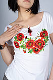 Стильна жіноча вишита футболка у білому кольорі з круглим вирізом "Маки", фото 6
