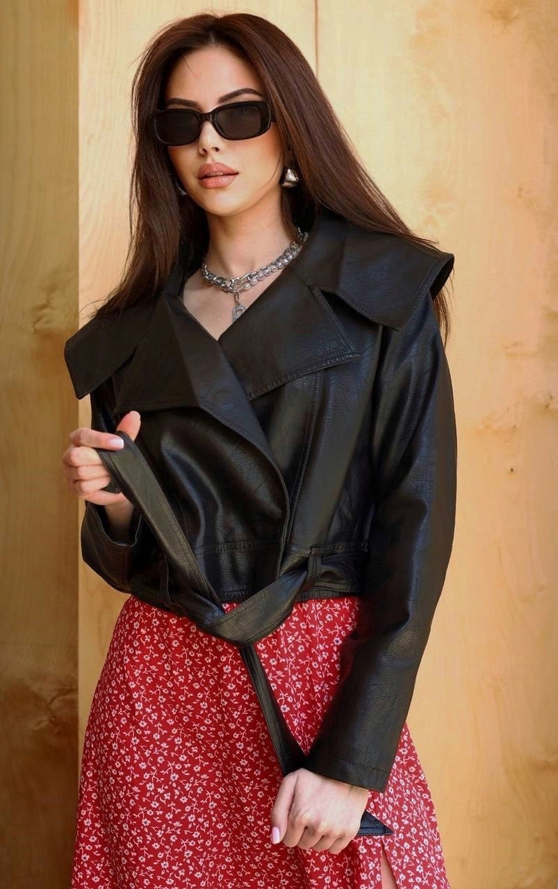 Жіноча коротка куртка косуха якісна шкіряна з коміром екошкіри в чорному кольорі, S-XXL - фото 1 - id-p2235150918