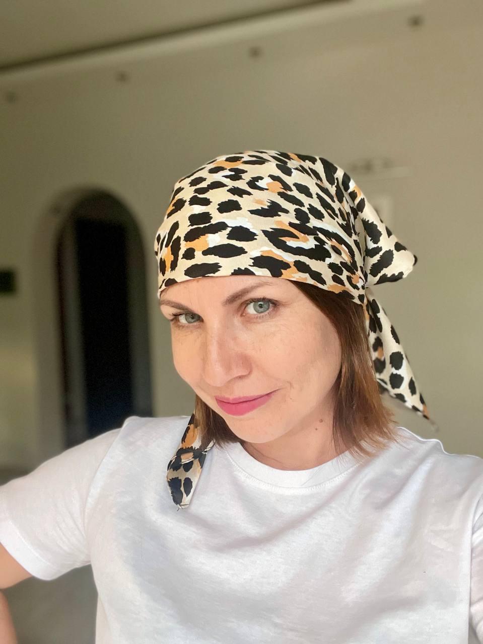 Шовкова хустка з леопардовим принтом 70*70 см бежева