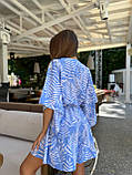 Літній жіночий вільний комбінезон-шорти із софту блакитний із білим рослинним принтом, фото 5