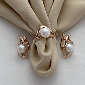 Комплект золотий каблучка та сережки з білими перлами та фіанітами 11.32