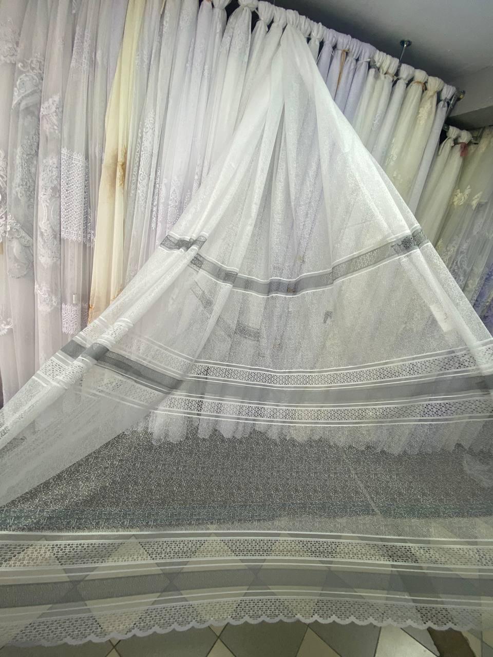 Тюль жакардд на метраж 2,8 м різні кольори - білий з сірим.