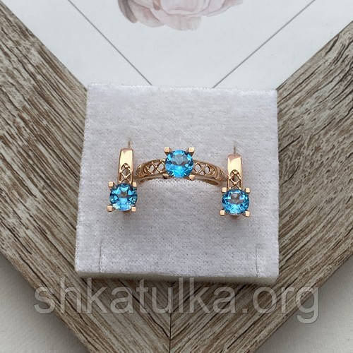 Комплект золотий каблучка та сережки з блакитними круглими топазами 6.59