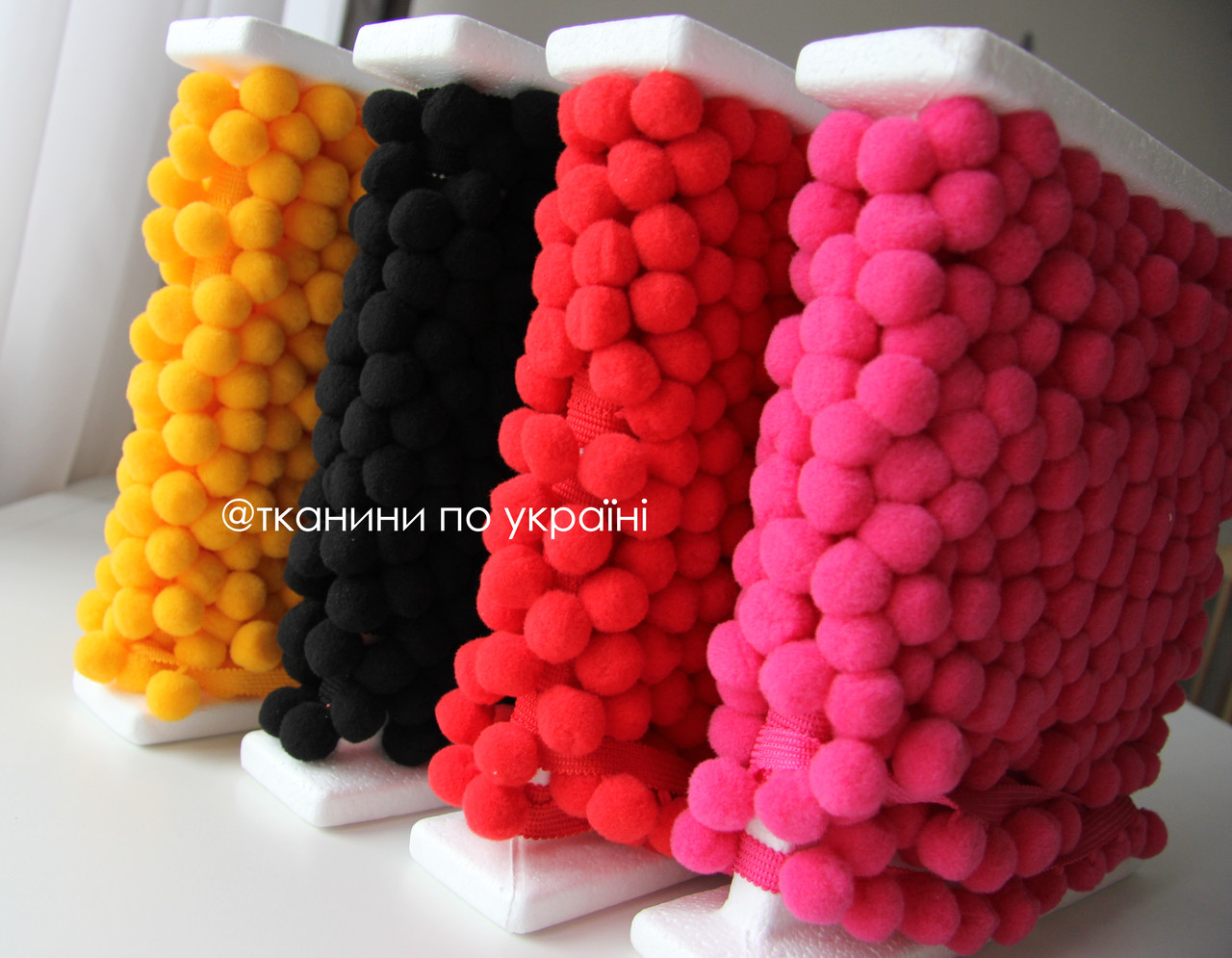 Тесьма с помпонами красная 20 мм (Т061): продажа, цена в Киеве. ткани и ...