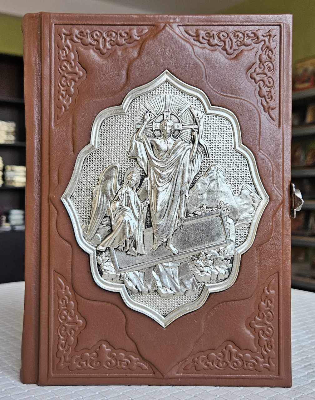 Книга Святе Євангеліє требне, оклад шкіра, розмір 15*20, накладки Воскресіння Христове срібло, застібка
