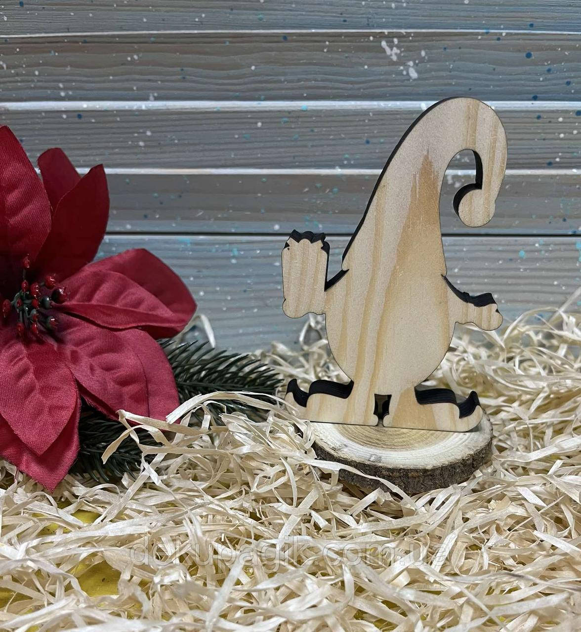 Фігурка декоративна Гномик з подарунком 11,5см (сосна), фото 1