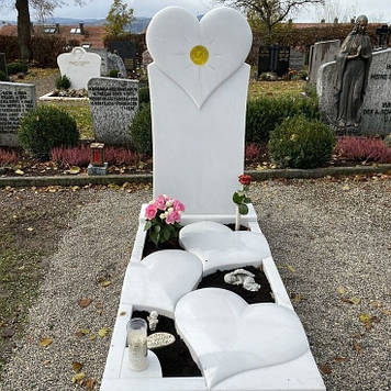 Мармурний пам'ятник Серце пам'яті 800*1800