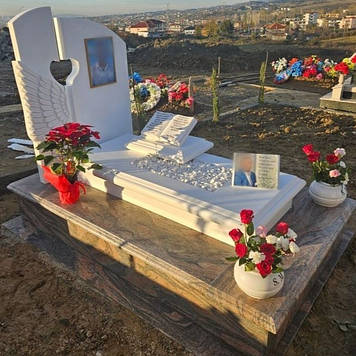 Мармурний пам'ятник Ангельські крила пам'яті 1500*2500