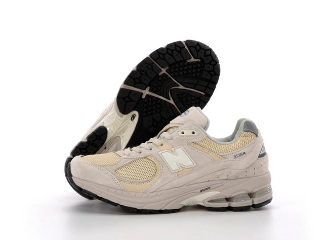 Женские кроссовки New Balance 2002R 