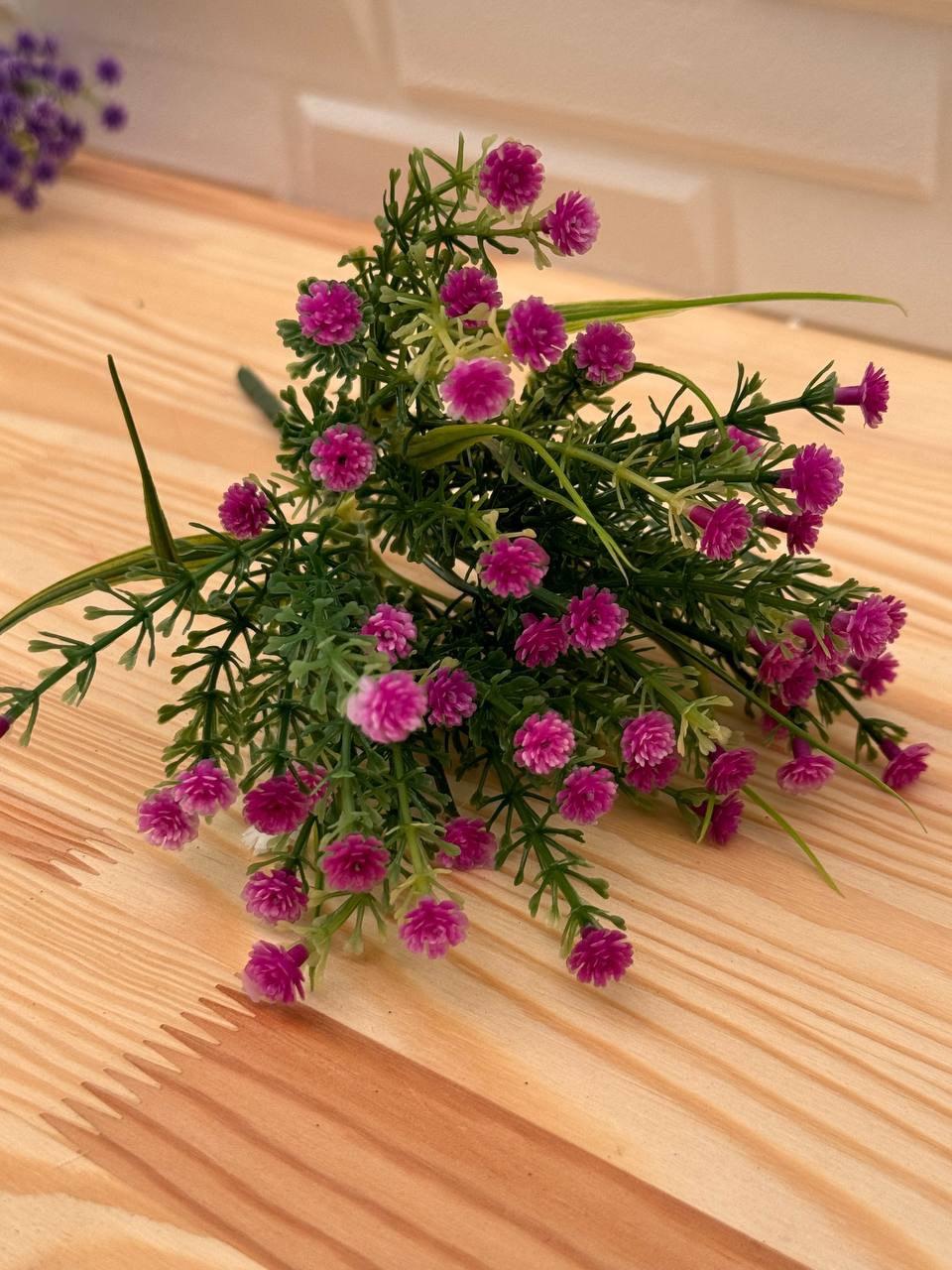 Куст декоративної зелені з квіткою  гвоздичка 30 см/квітами та листям пластик