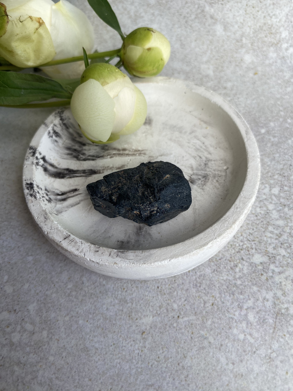 Шерл необроблений натуральний 33*15*23 мм камінь чорний турмалін., фото 1