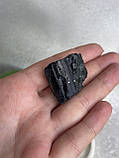 Шерл необроблений натуральний 28*26*19 мм камінь чорний турмалін., фото 4
