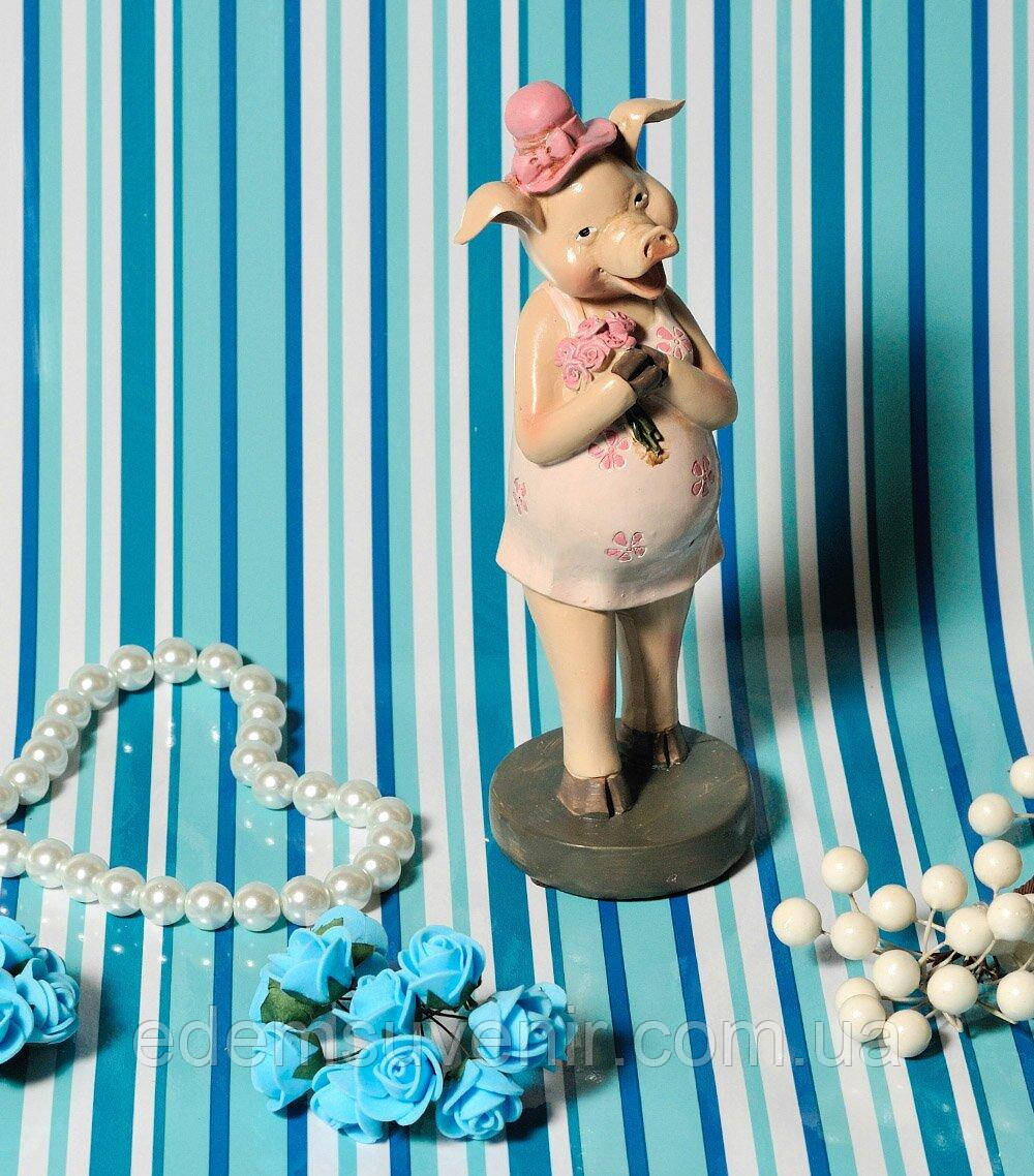 Декоративна статуетка Свинка з букетом в рожевому (20х7х7 см), декоративна фігурка, декор для дому, офісу, кафе
