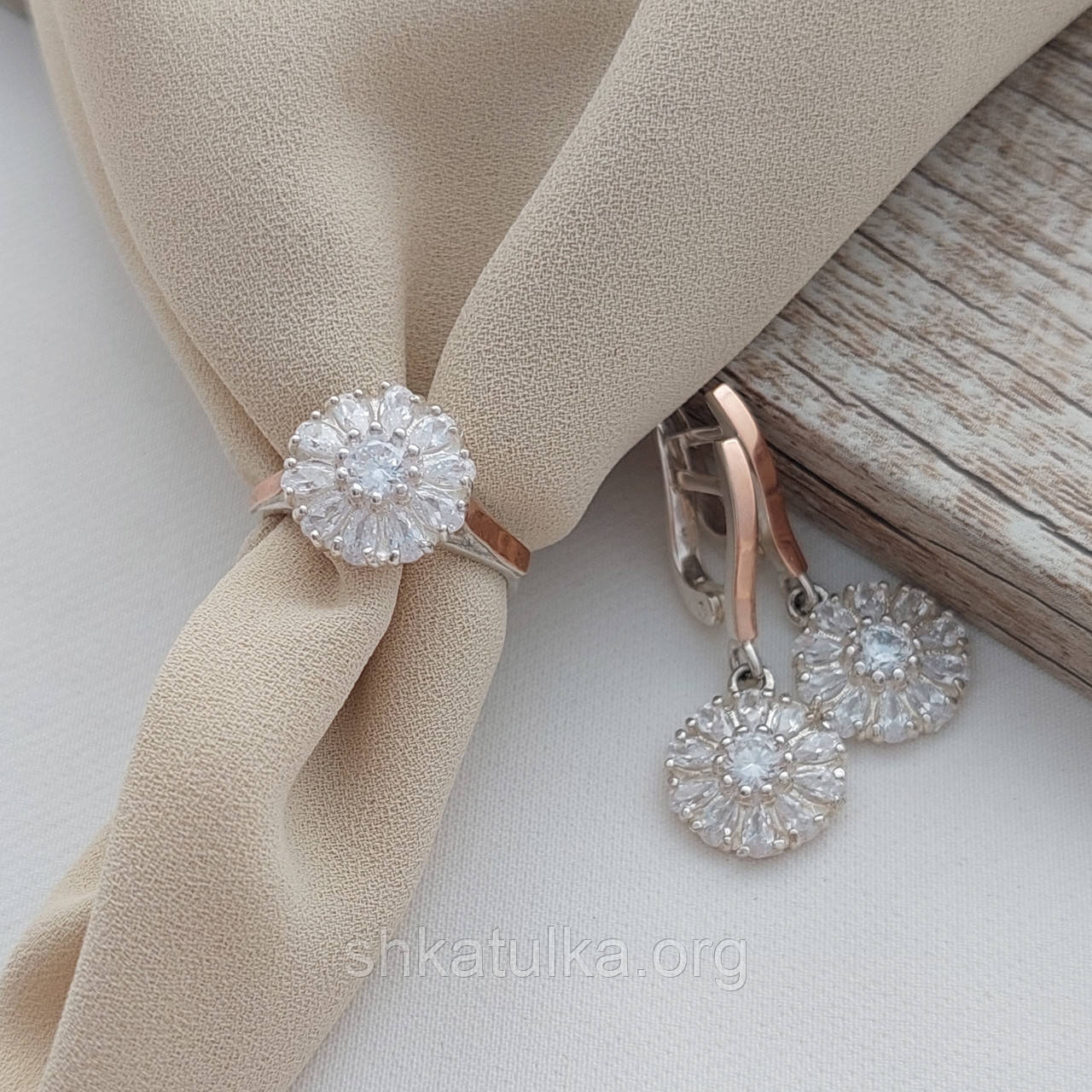 Комплект срібний із золотими вставками сережки та каблучка з білими фіанітами